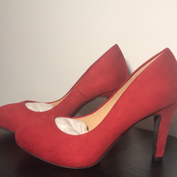 Y•Not?, cherry red faux suede 3.5 inch heels size 8M - Picture 3 of 12